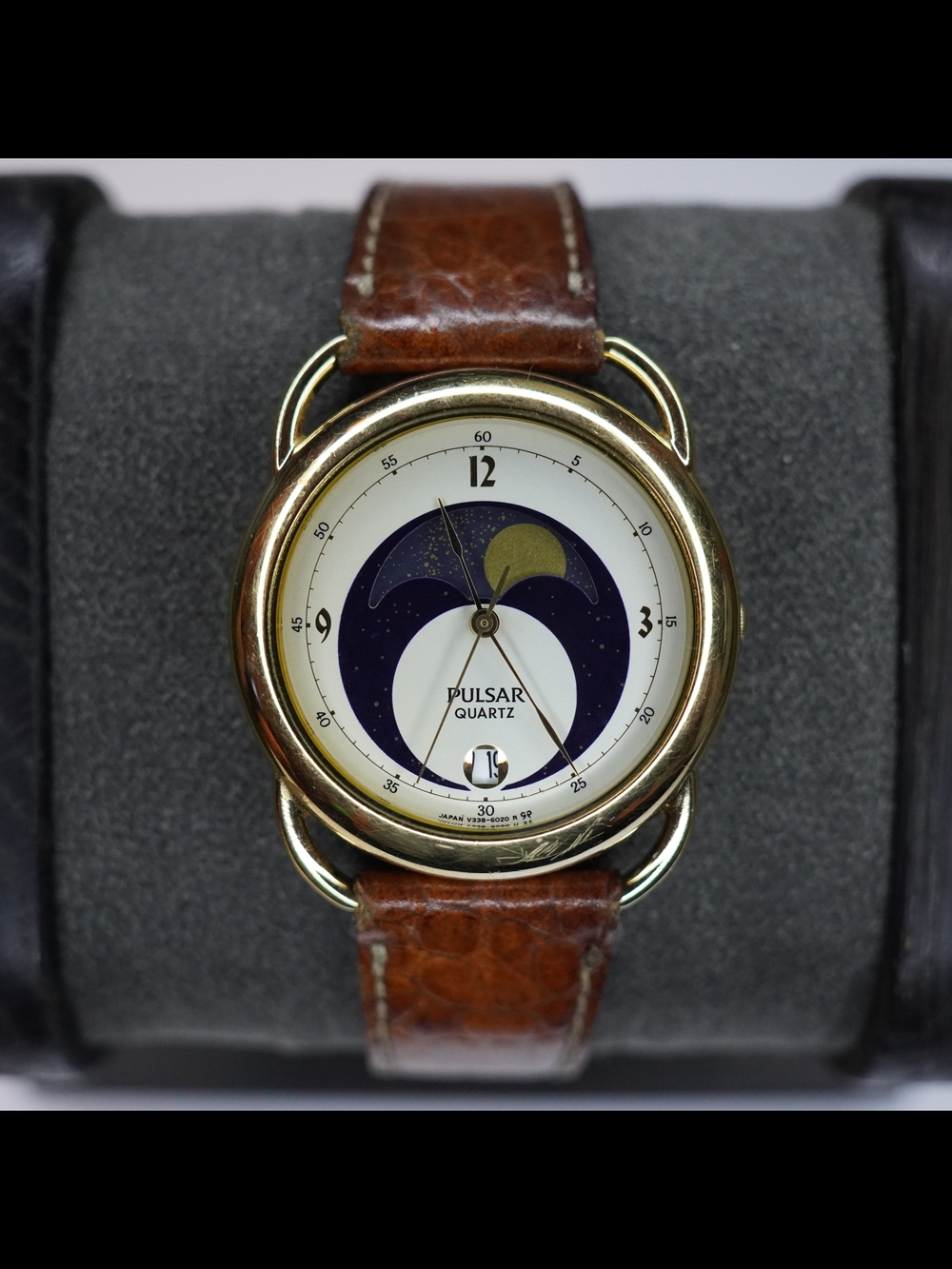 Vintage Pulsar Seiko Date Elegant Moon Phase Dial Quartz Men's Gold Dress Watch
